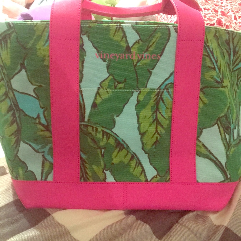 New without tags Vineyard Vines banana leaf tote